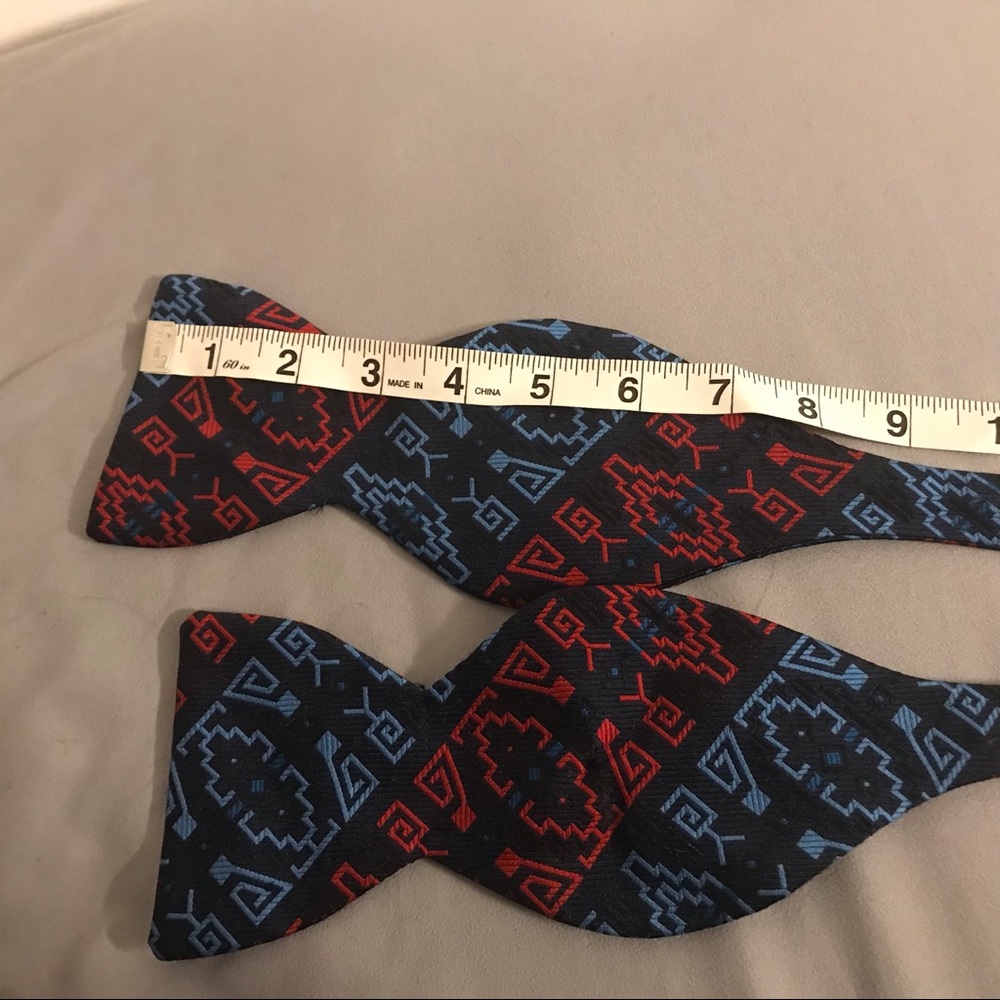 Adjustable bow tie